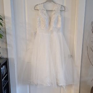 JJ 'S House Elegant Ivory/White Lace Woman's T-length Wedding Dress Zips Size 12